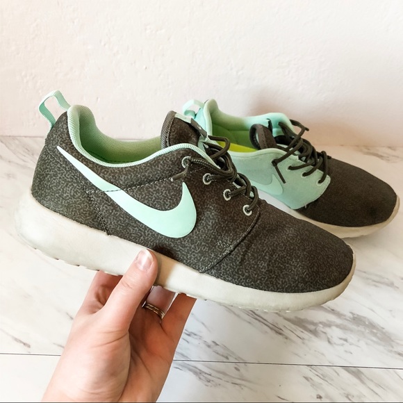 nike roshe run khaki